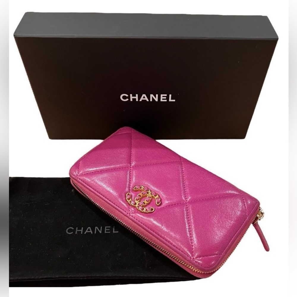 CHANEL 19 Lambskin Quilted Zipped Wallet